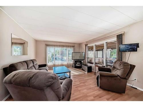 866 Briarwood Road, Strathmore, AB - Indoor Photo Showing Living Room