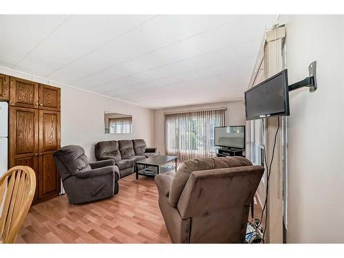 866 Briarwood Road, Strathmore, AB - Indoor Photo Showing Living Room