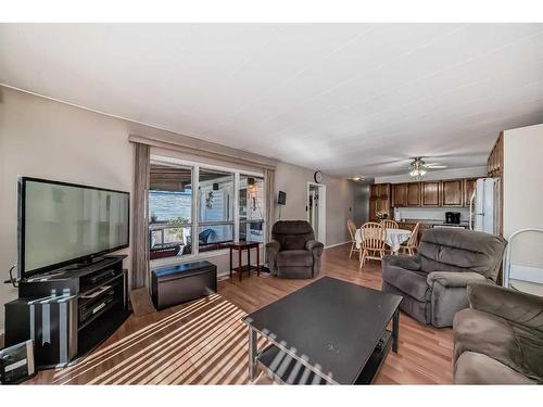 866 Briarwood Road, Strathmore, AB - Indoor Photo Showing Living Room