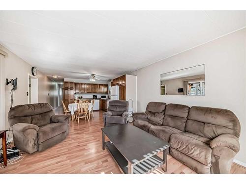 866 Briarwood Road, Strathmore, AB - Indoor Photo Showing Living Room