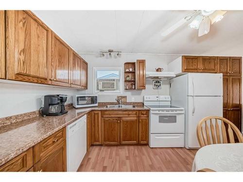 866 Briarwood Road, Strathmore, AB - Indoor Photo Showing Kitchen With Double Sink