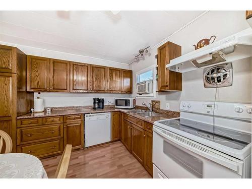 866 Briarwood Road, Strathmore, AB - Indoor Photo Showing Kitchen With Double Sink