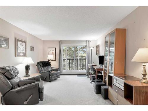 321-550 Westwood Drive Sw, Calgary, AB - Indoor Photo Showing Living Room