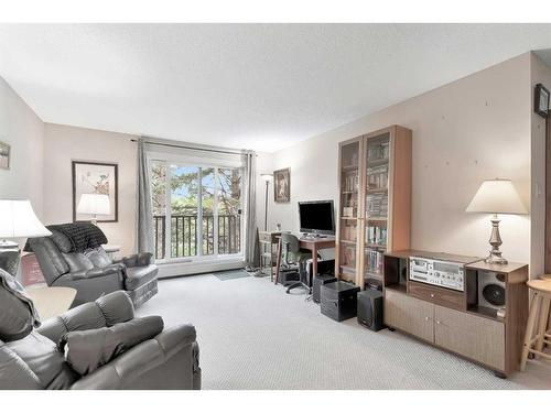 321-550 Westwood Drive Sw, Calgary, AB - Indoor Photo Showing Living Room