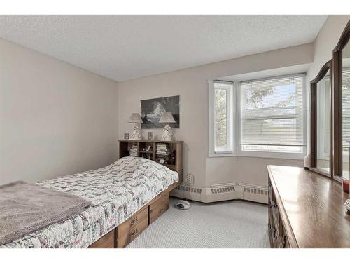 321-550 Westwood Drive Sw, Calgary, AB - Indoor Photo Showing Bedroom