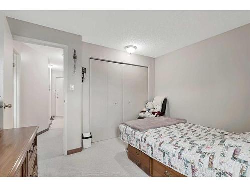 321-550 Westwood Drive Sw, Calgary, AB - Indoor Photo Showing Bedroom