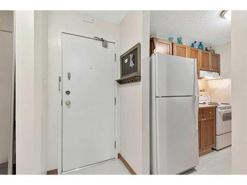 321-550 Westwood Drive Sw, Calgary, AB - Indoor Photo Showing Kitchen