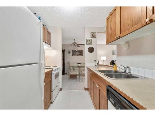 321-550 Westwood Drive Sw, Calgary, AB - Indoor Photo Showing Kitchen With Double Sink