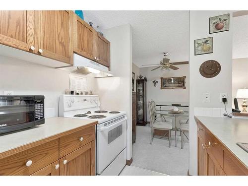 321-550 Westwood Drive Sw, Calgary, AB - Indoor Photo Showing Kitchen