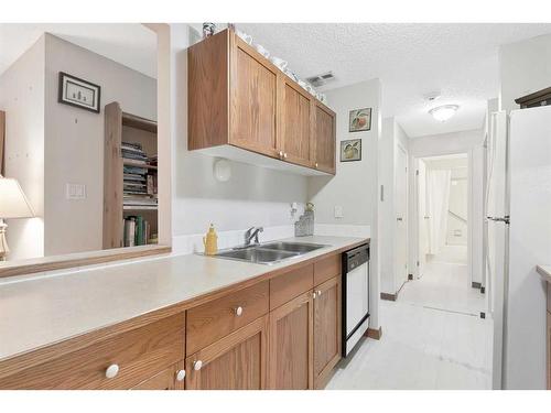 321-550 Westwood Drive Sw, Calgary, AB - Indoor Photo Showing Kitchen With Double Sink