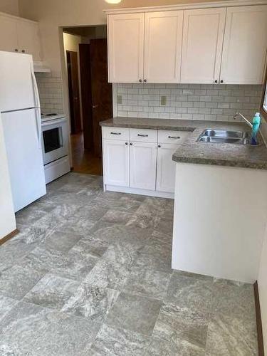 7116 & 7114 Hunterville Road Nw, Calgary, AB - Indoor Photo Showing Kitchen With Double Sink