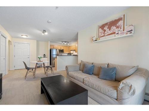 4210-70 Panamount Drive Nw, Calgary, AB - Indoor Photo Showing Living Room