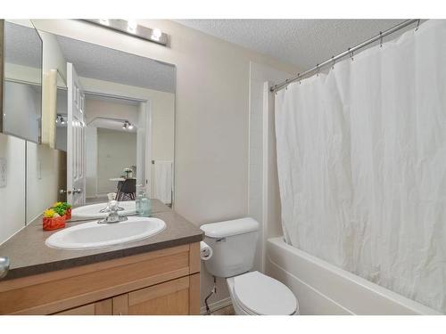 4210-70 Panamount Drive Nw, Calgary, AB - Indoor Photo Showing Bathroom