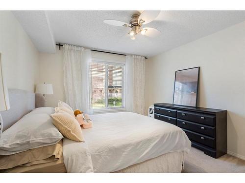 4210-70 Panamount Drive Nw, Calgary, AB - Indoor Photo Showing Bedroom