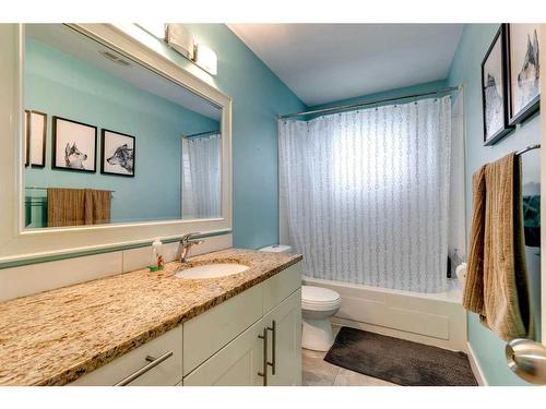 628 Aurora Place Se, Calgary, AB - Indoor Photo Showing Bathroom