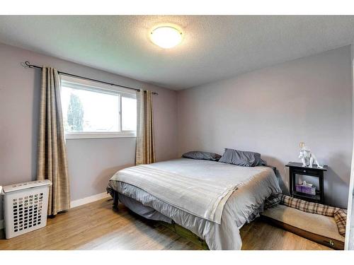 628 Aurora Place Se, Calgary, AB - Indoor Photo Showing Bedroom