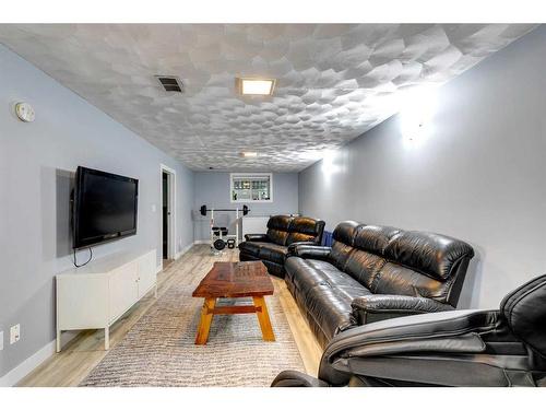 628 Aurora Place Se, Calgary, AB - Indoor Photo Showing Living Room