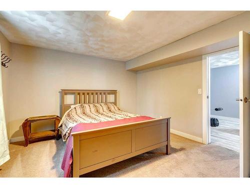 628 Aurora Place Se, Calgary, AB - Indoor Photo Showing Bedroom