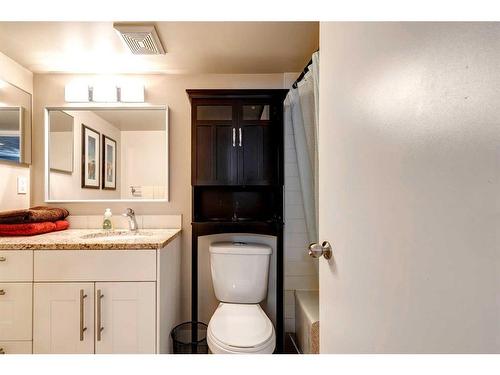 628 Aurora Place Se, Calgary, AB - Indoor Photo Showing Bathroom