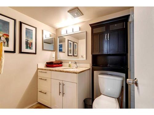 628 Aurora Place Se, Calgary, AB - Indoor Photo Showing Bathroom