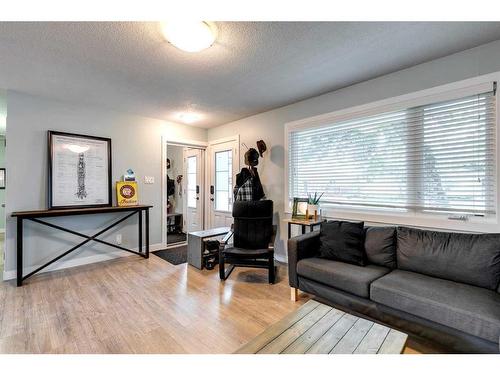 628 Aurora Place Se, Calgary, AB - Indoor Photo Showing Living Room