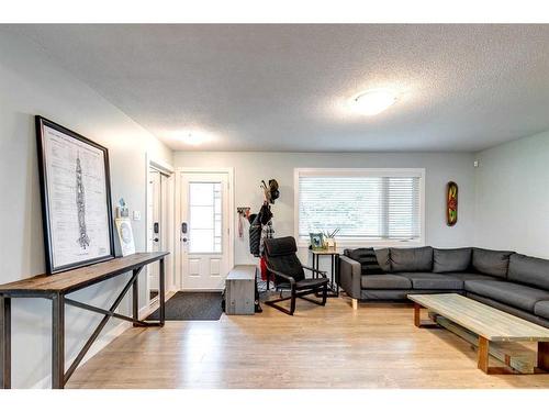 628 Aurora Place Se, Calgary, AB - Indoor Photo Showing Living Room