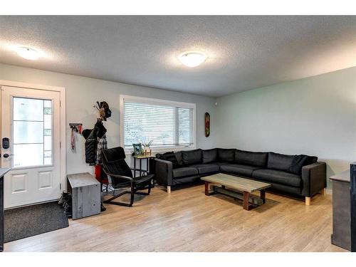 628 Aurora Place Se, Calgary, AB - Indoor Photo Showing Living Room