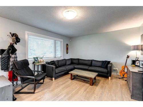 628 Aurora Place Se, Calgary, AB - Indoor Photo Showing Living Room