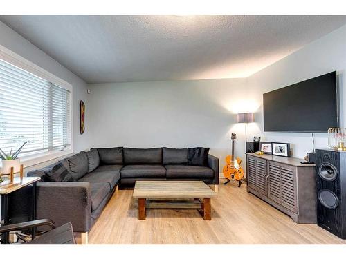 628 Aurora Place Se, Calgary, AB - Indoor Photo Showing Living Room