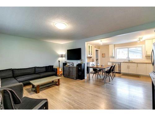 628 Aurora Place Se, Calgary, AB - Indoor Photo Showing Living Room