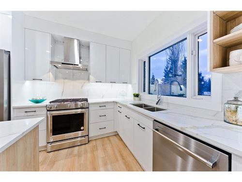 135 Elbow River Road, Rural Rocky View County, AB - Indoor Photo Showing Kitchen With Stainless Steel Kitchen With Double Sink With Upgraded Kitchen