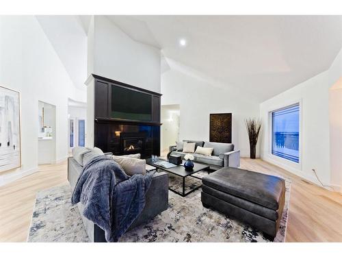 135 Elbow River Road, Rural Rocky View County, AB - Indoor Photo Showing Living Room