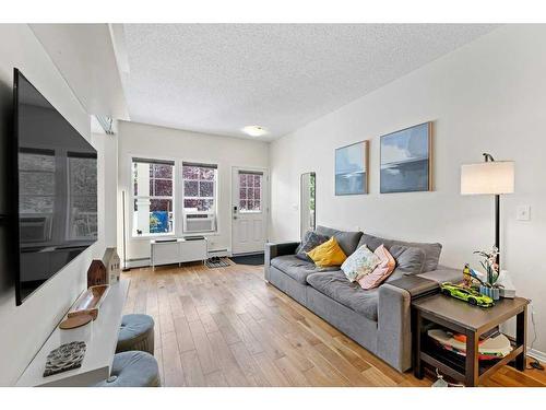 30 Auburn Bay Common Se, Calgary, AB - Indoor Photo Showing Living Room