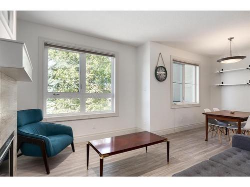 201-518 33 Street Nw, Calgary, AB - Indoor Photo Showing Living Room