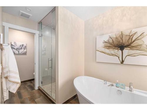 257-20 Midpark Crescent Se, Calgary, AB - Indoor Photo Showing Bathroom