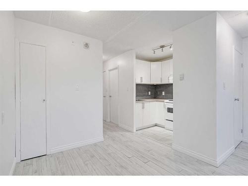 403-319 2 Avenue, Strathmore, AB - Indoor Photo Showing Kitchen