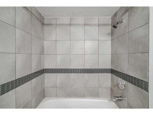 403-319 2 Avenue, Strathmore, AB - Indoor Photo Showing Bathroom