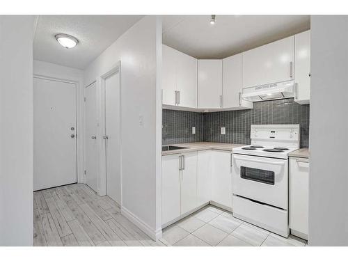 403-319 2 Avenue, Strathmore, AB - Indoor Photo Showing Kitchen