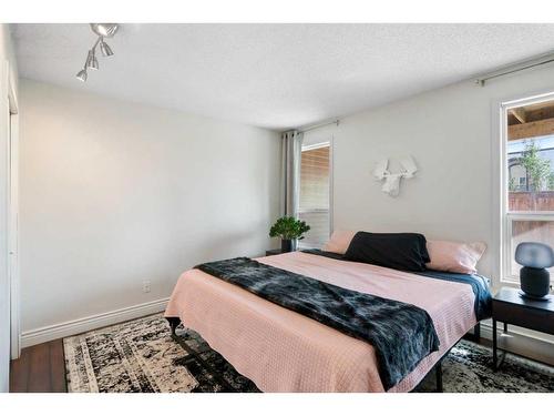 2374 17A Street Sw, Calgary, AB - Indoor Photo Showing Bedroom