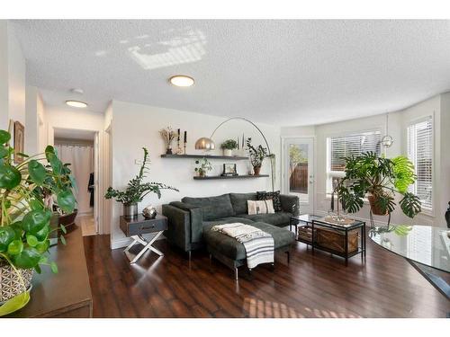 2374 17A Street Sw, Calgary, AB - Indoor Photo Showing Living Room