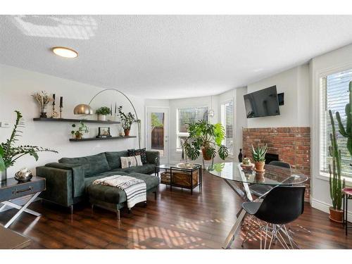 2374 17A Street Sw, Calgary, AB - Indoor Photo Showing Living Room