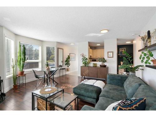 2374 17A Street Sw, Calgary, AB - Indoor Photo Showing Living Room