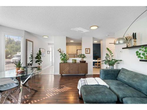 2374 17A Street Sw, Calgary, AB - Indoor Photo Showing Living Room