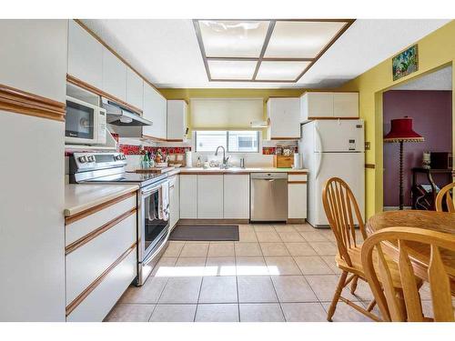 604 Cantrell Drive Sw, Calgary, AB - Indoor Photo Showing Kitchen