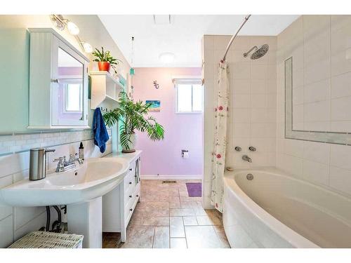 604 Cantrell Drive Sw, Calgary, AB - Indoor Photo Showing Bathroom