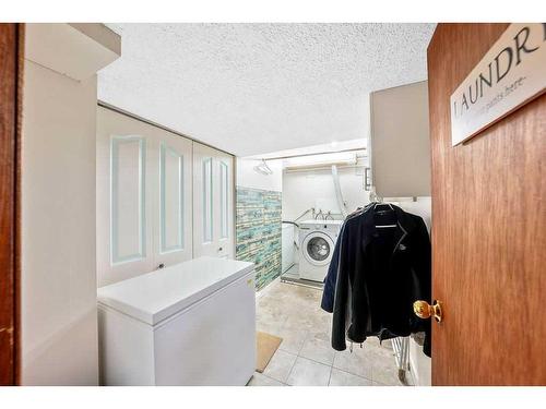 604 Cantrell Drive Sw, Calgary, AB - Indoor Photo Showing Laundry Room