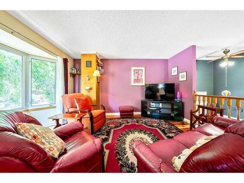 604 Cantrell Drive Sw, Calgary, AB - Indoor Photo Showing Living Room