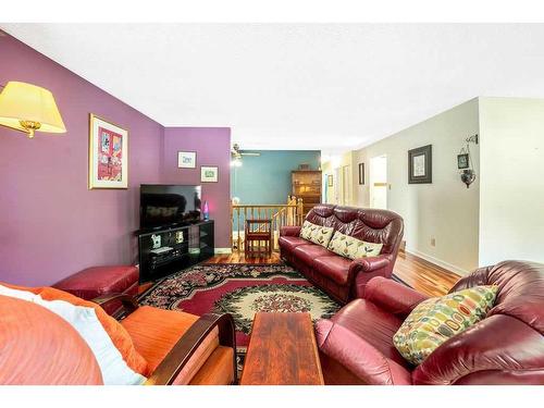 604 Cantrell Drive Sw, Calgary, AB - Indoor Photo Showing Living Room