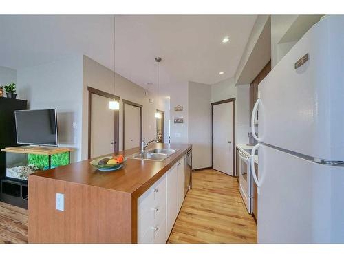 145-300 Evanscreek Court Nw, Calgary, AB - Indoor Photo Showing Kitchen With Double Sink