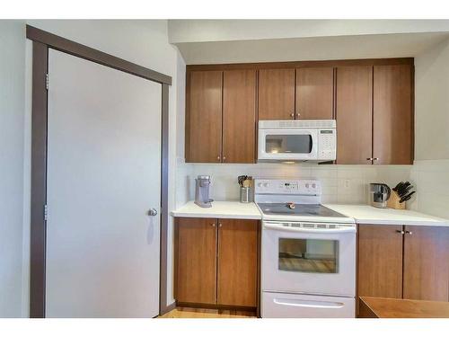 145-300 Evanscreek Court Nw, Calgary, AB - Indoor Photo Showing Kitchen